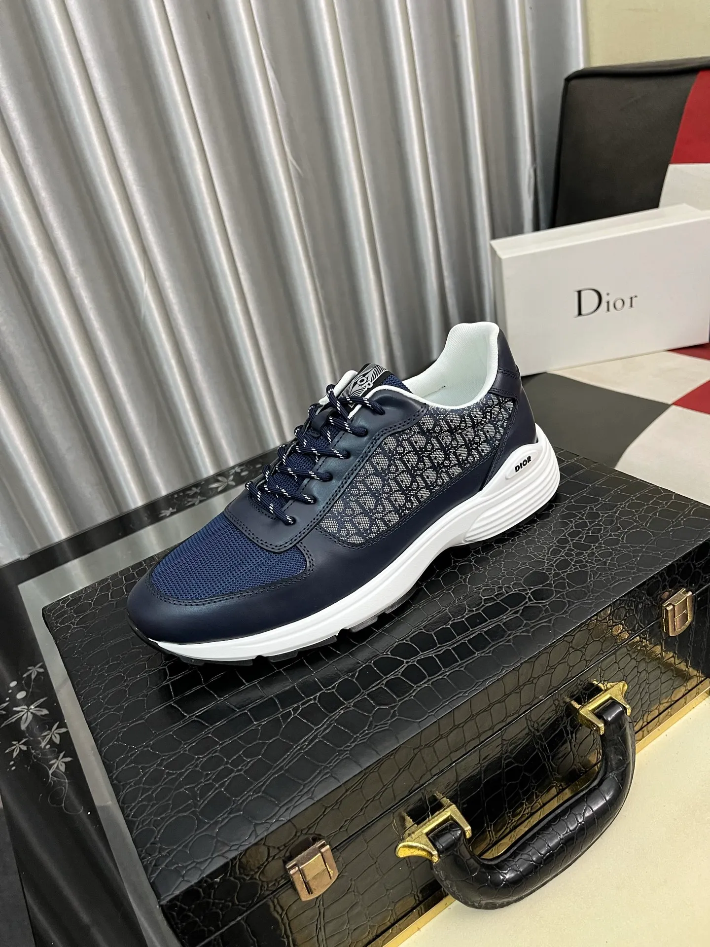 Men's shoes 💰440⌚️⌚️[Dior] The toe is designed to be a bit wider, and the upper foot comfort is perfect. The threads are beautiful, and it fits the pants perfectly. Decorated with various classic details, it is an ideal choice for daily styling. It can be matched with various casual items to create exquisite looks. Fabric: First-layer cowhide/lining sheepskin TPU original outsole Size: 38-444️⃣Colors available
